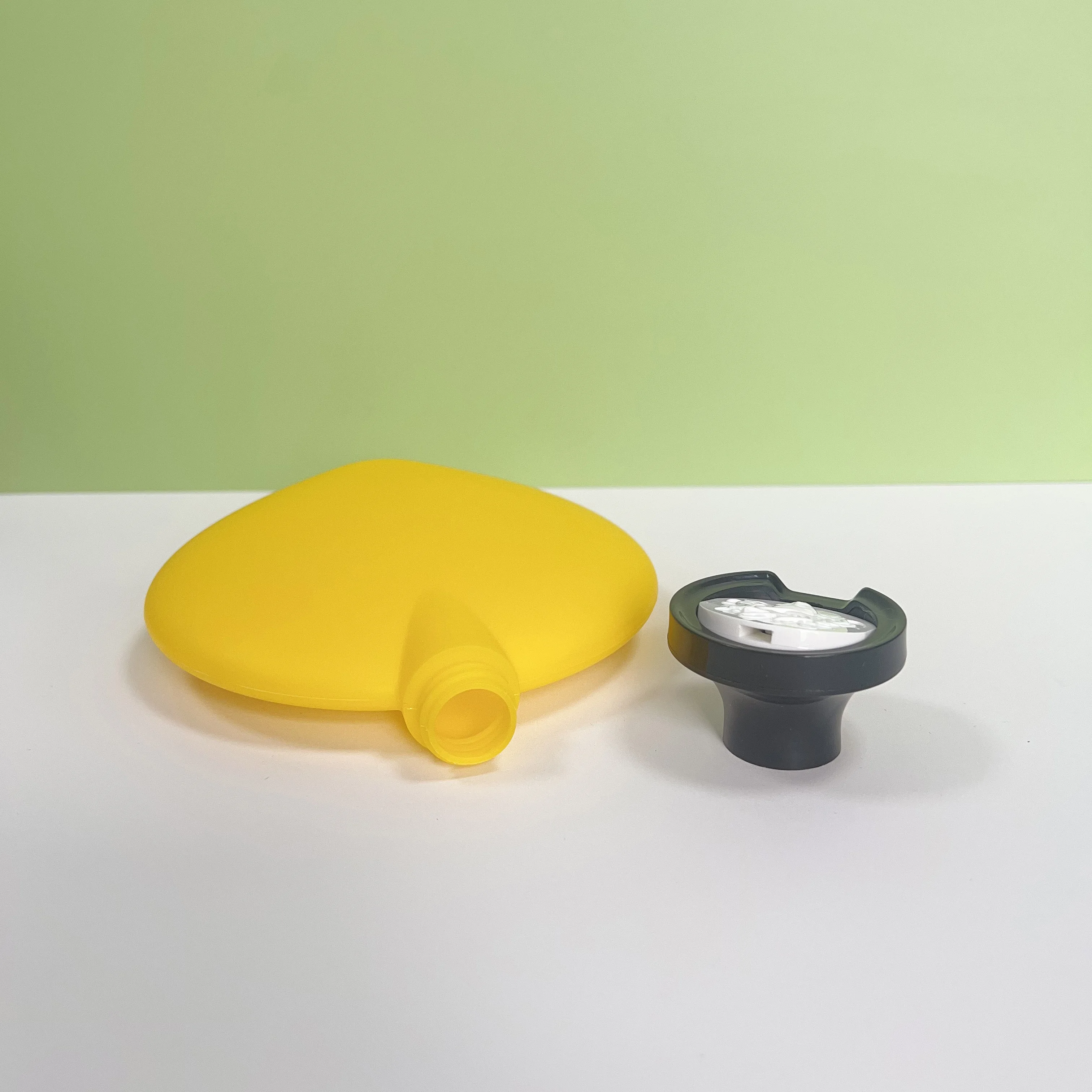 Stock Luxury Design 300ML Shampoo Body Wash Hand Sanitizer Flat Round Hdpe Plastic Bottle Screw Cap