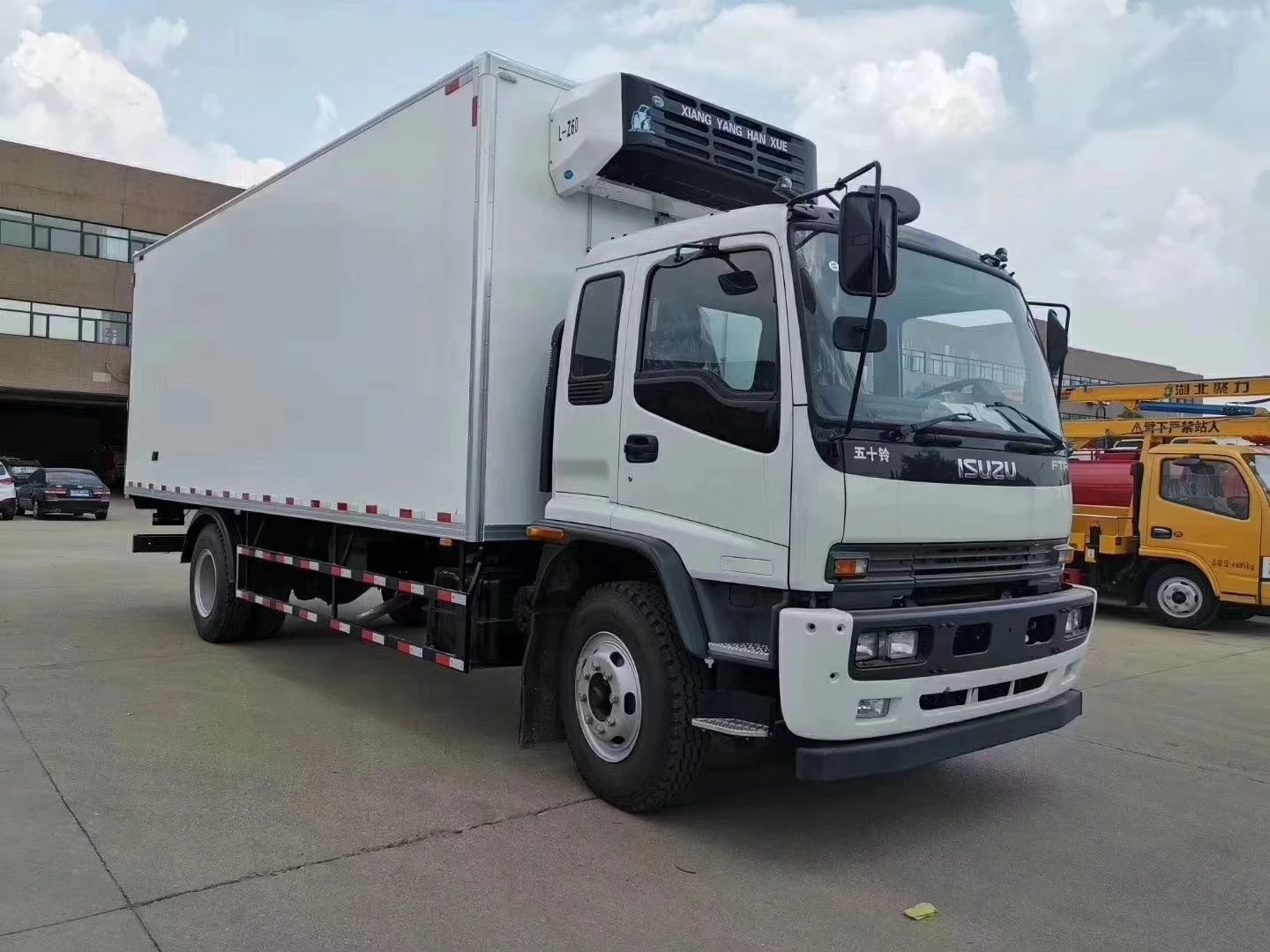 HUAYI 4x2 25m3 190hp Cold Chain Logistics Transport Refrigerator Truck New Condition Light Truck Left Steering Rear for Hot Sale