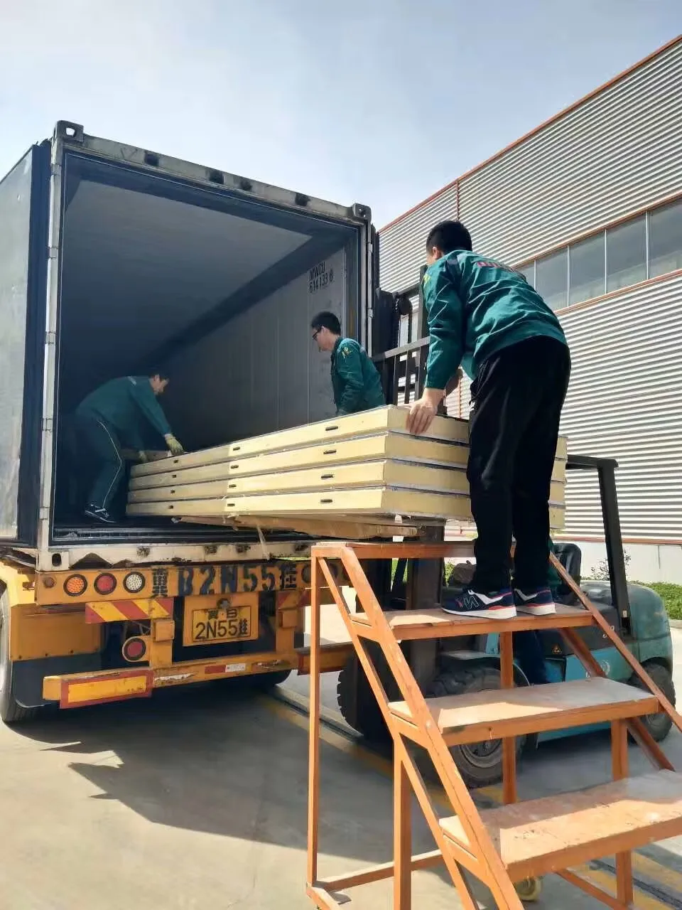 Insulated and durable PUR refrigeration panels - Insulated panels for cold storage and refrigeration projects