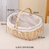 Cesta de maternidad grande de mimbre con diseño de margaritas.