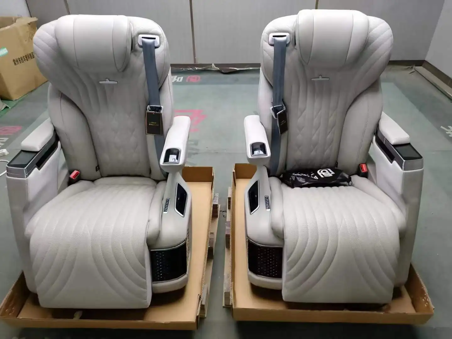 Customized Electric Luxury VIP Seats with Wireless Charging for Toyota Sienna Granvia Vito Van Aero Seat Conversion