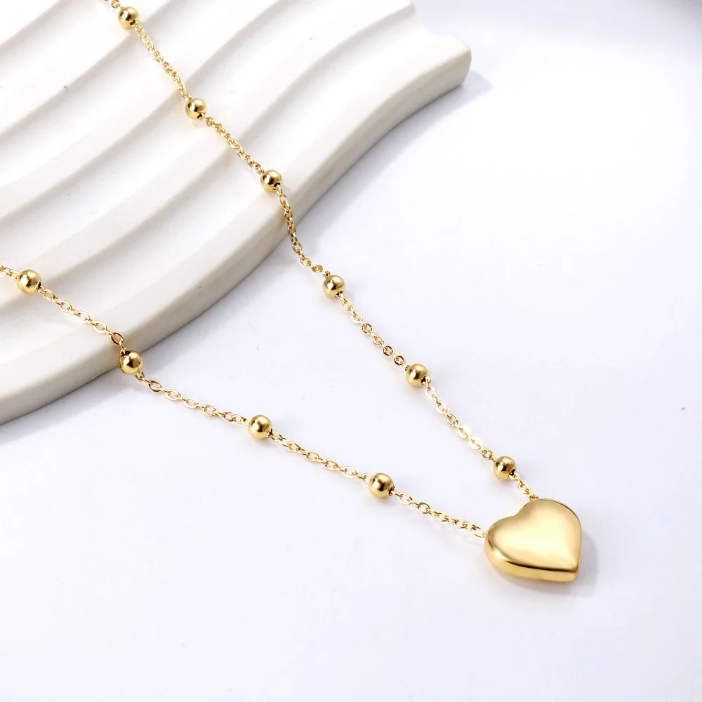 Three shops dimensional stylish necklace.