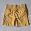 pantalones cortos amarillos