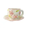 Sfondo bianco con fiori rosa - tazze e piatti da portare a mano