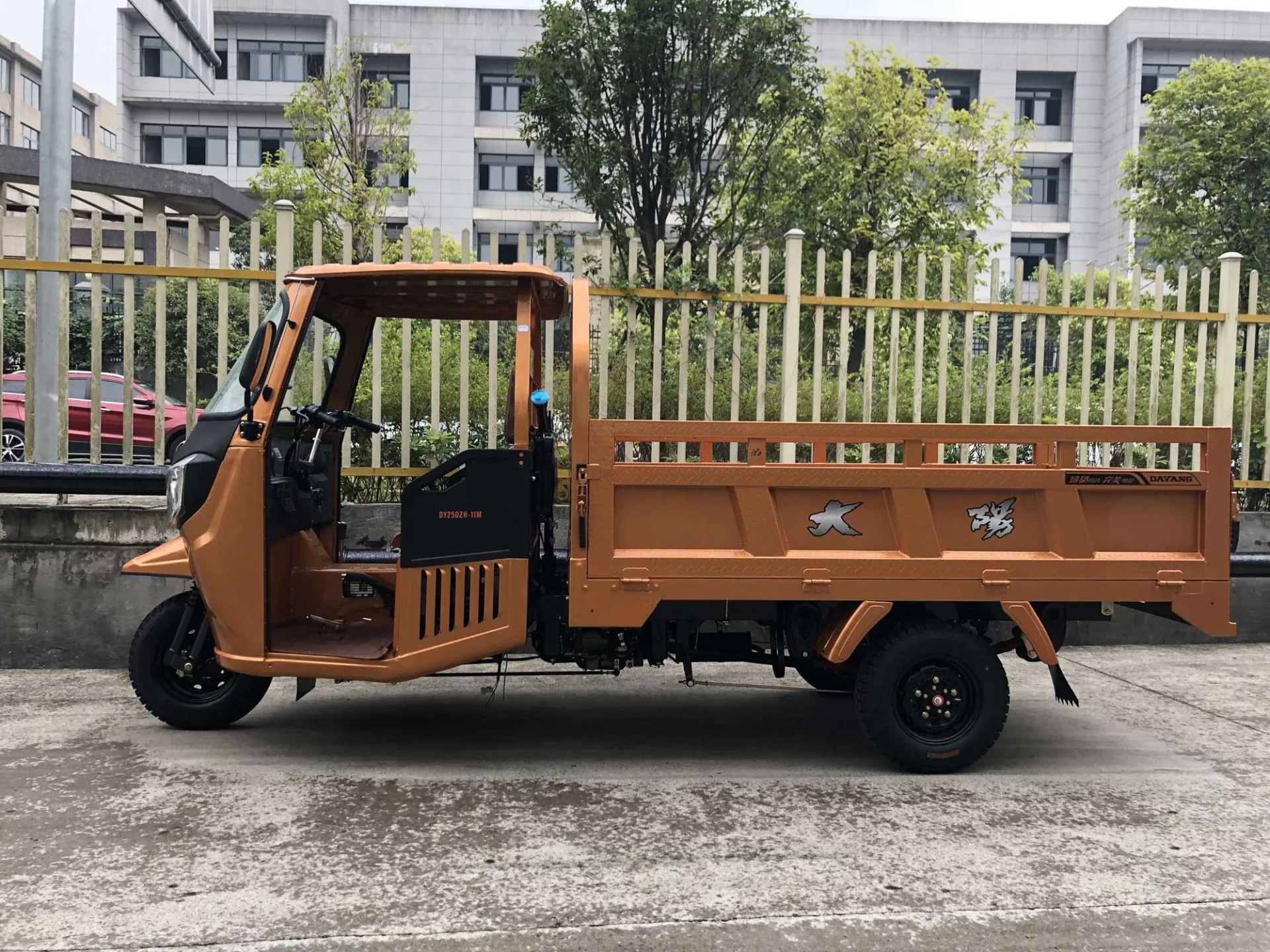 200cc Water Cooling Gasoline Engine Three Wheel Cargo Tricycle With Cabin