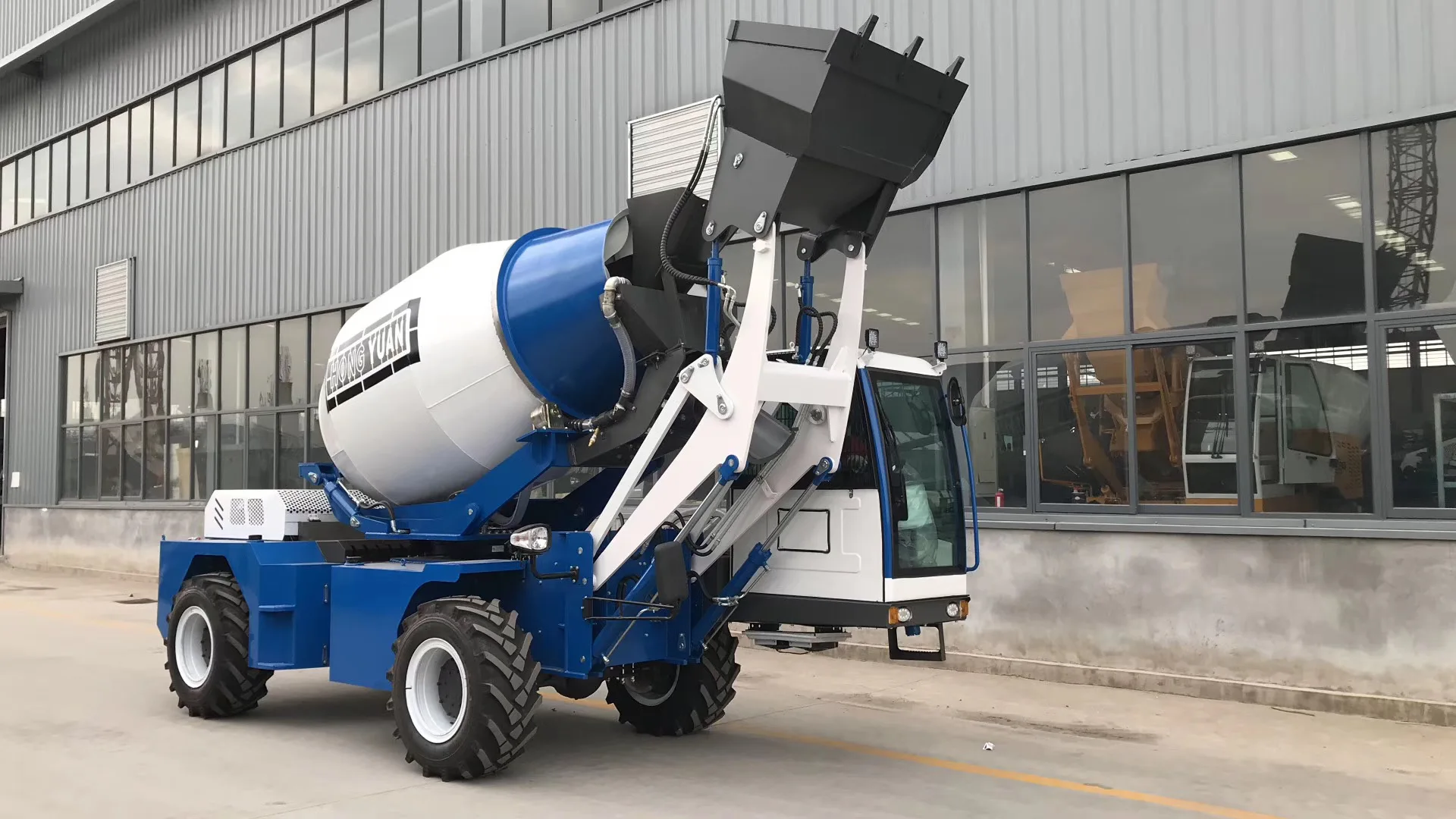 Self Loading Concrete Mixer Mini Cement Mixer Truck Self Propelling and Rotating