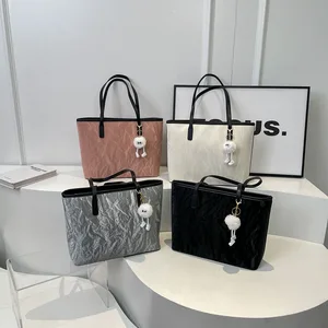 Large Capacity Zipper Closure Tote Bag for Women Custom logo Handbags with Pendant Ladies Wholesale Price Bag