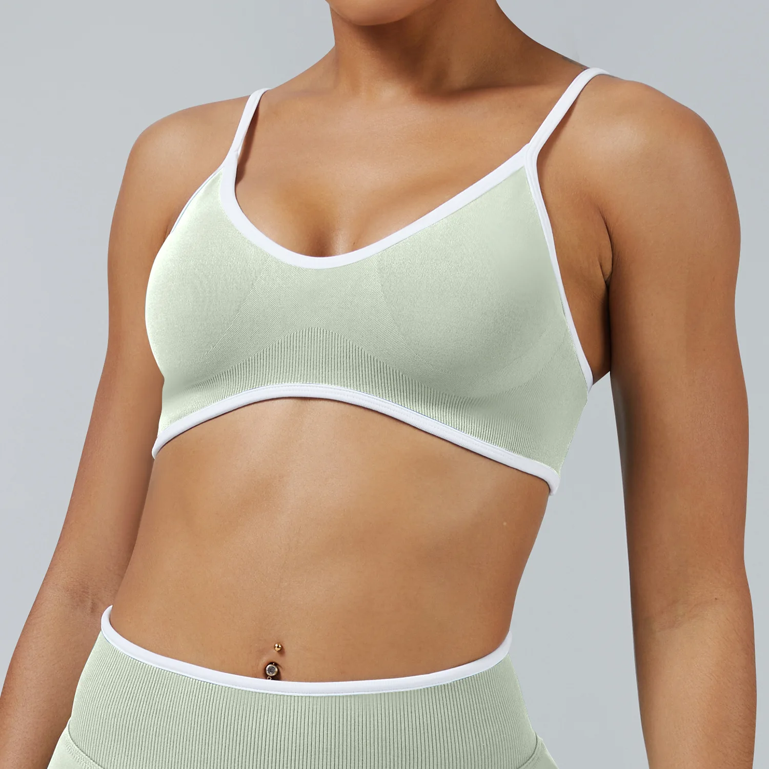 High Support Spaghetti Strap Shockproof Yoga Sports Bra with Front Logo and Color Contra detail