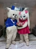 Azul con un oso blanco encapuchado.