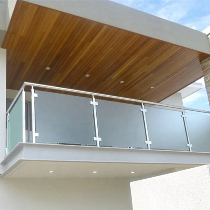 Adjusted clipping on stairs under balcony. Adjusted clipping on stairs under balcony. Балконные перила. Adjusted clipping on stairs under balcony. Кованые ограждения для балкона.