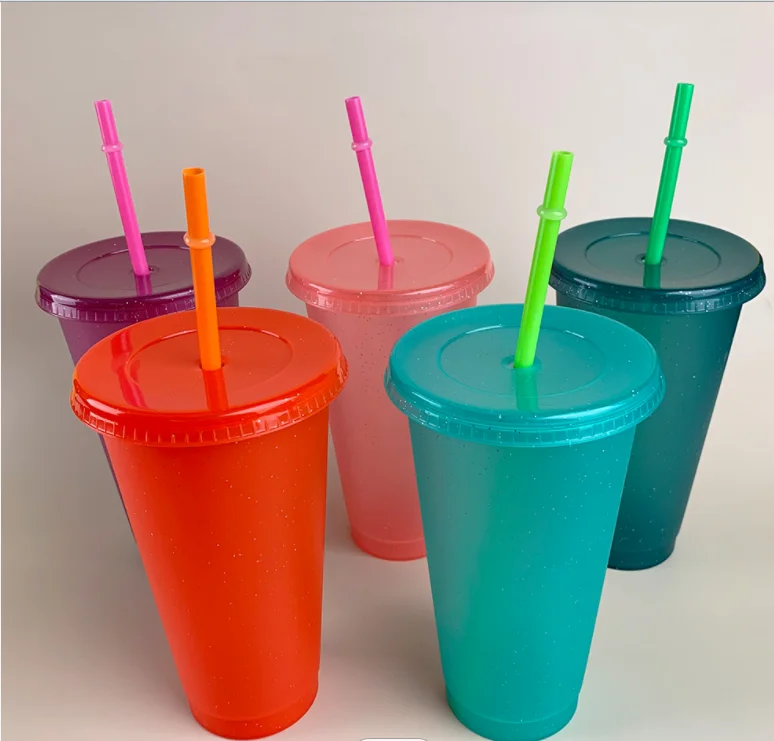 Лидер продаж 2023, повторно используемая пластиковая кружка, подарок на Рождество, кружка для кофе, чая, сока, блестящие кружки с крышкой из соломы