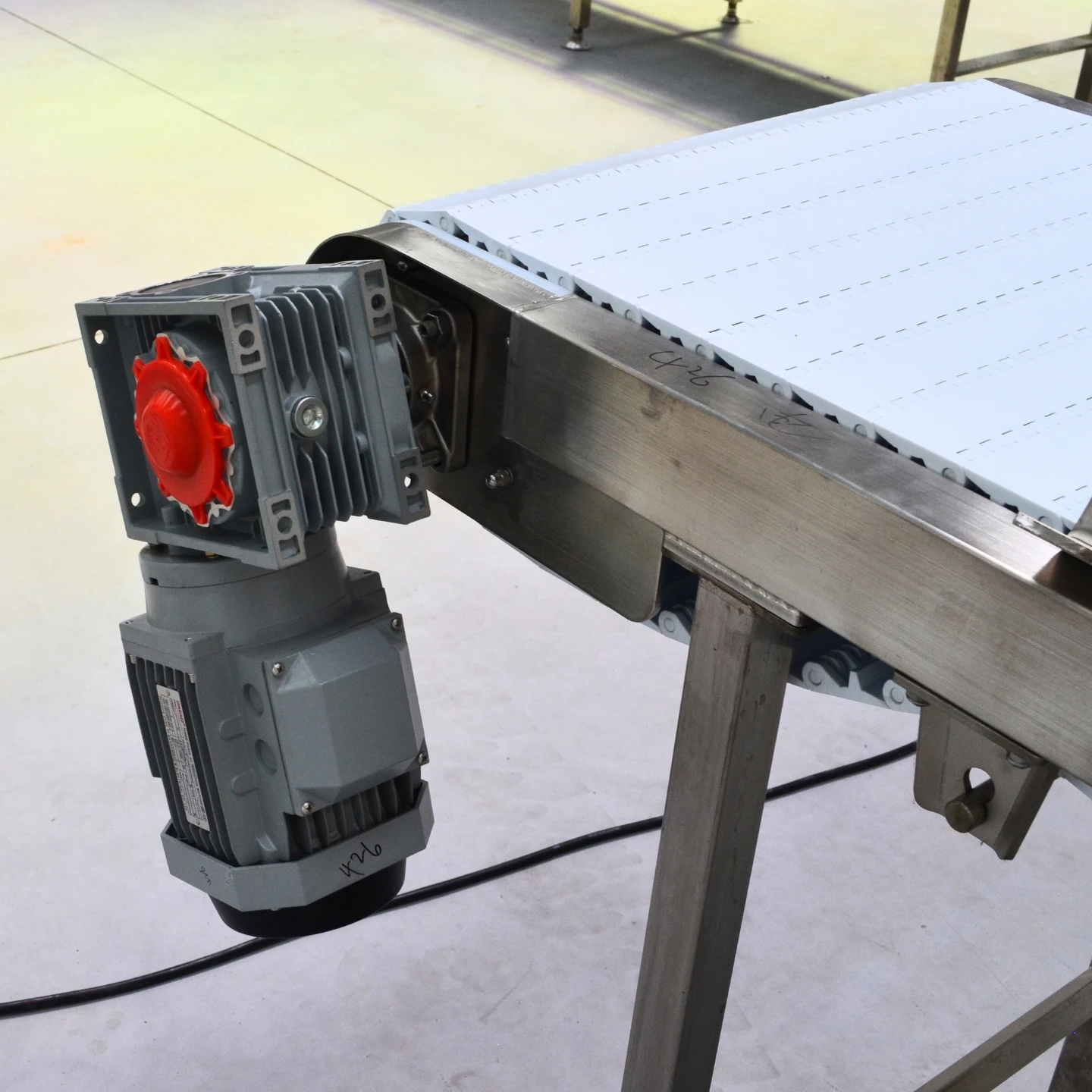 Stainless steel meat conveyor system modular belt and roller design for slaughterhouses