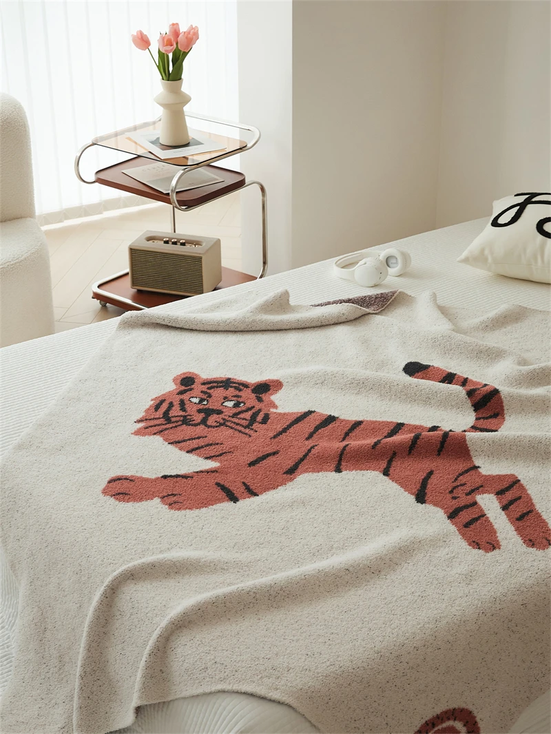 New design light weight 100% polyester cute tiger jacquard knitted throw blanket for winter home decoration sofa and travel FSH details