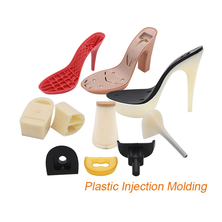 Tacones de plástico vuelven a ser tendencia en este 2021