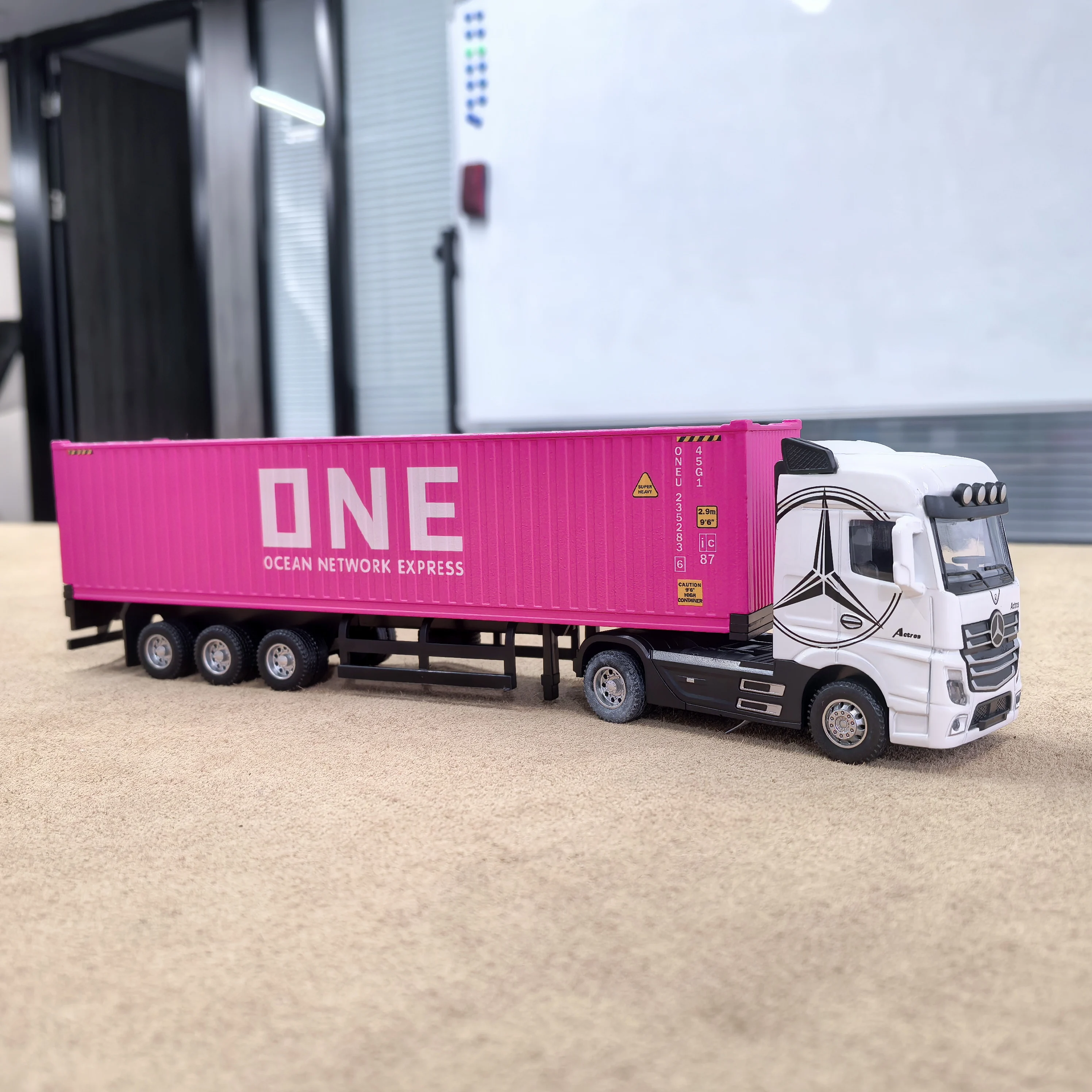 【A】ONE LINE Alloy Diecast Truck Model  Customized Scale 1:50 Shipping Line Logistics Freight  Gift Container Truck Models