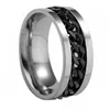 Anillo de plata con cadena negra.