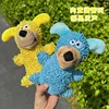 Dos paquetes de cachorros garabateados en azul y amarillo.