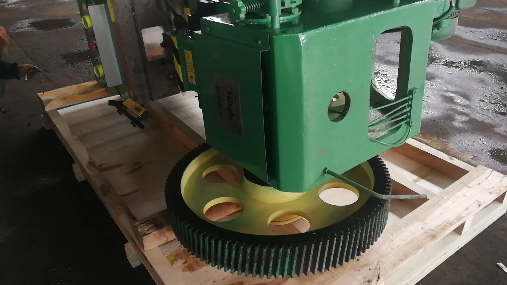 штамповочный пресс. станок четырёхсторонний деревообрабатывающий бмз с22. механическая 63. электрик и рубильник. четырехсторонний станок скм 410.