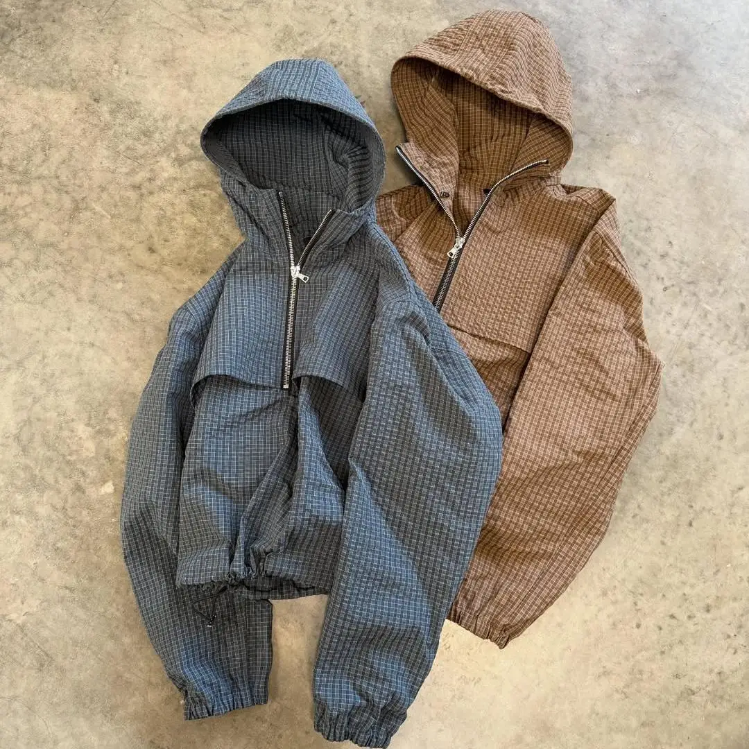 Brugerdefineret streetstyle-hoodie i blanding af nylon og bomuld – med patchwork/tryk samt andre brugerdefinerede designs