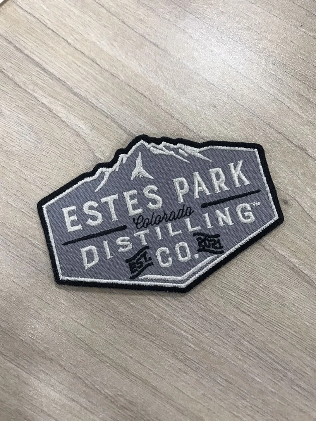 Custom Polyester Embroidered Patches Iron-on Backing Embroidery Patches for Clothing