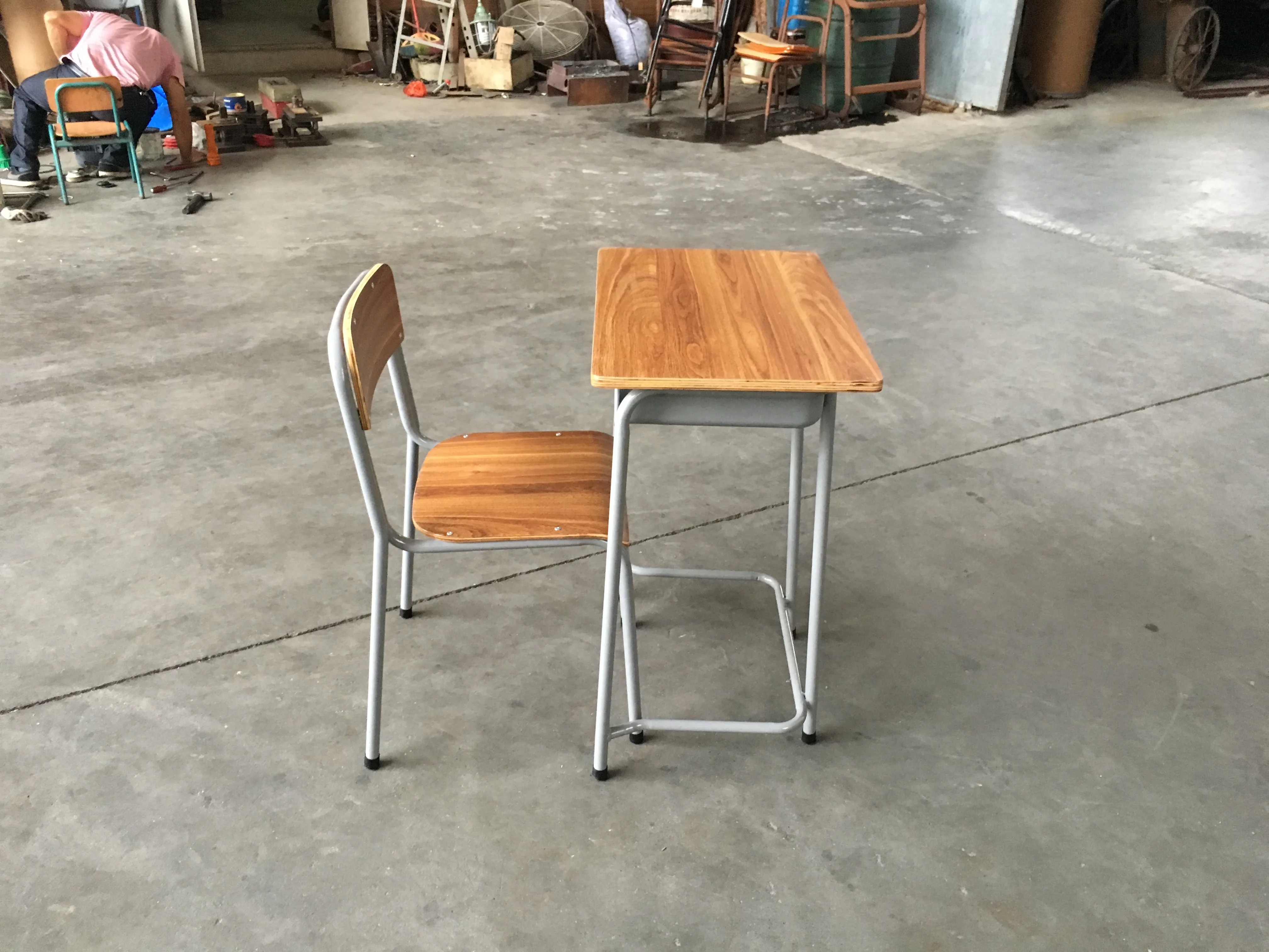 
 Отдельный стол и стул из фанеры с уплотнением по бокам  