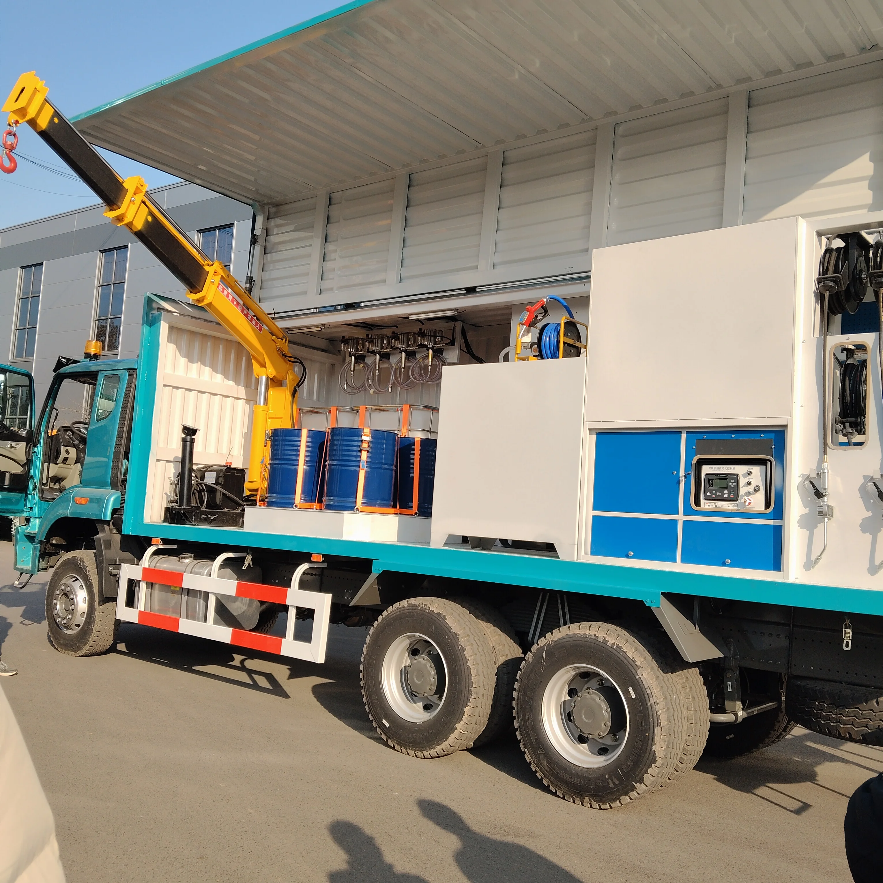 Mobile Maintenance and Service Vehicle 6X4 Sinotruk Mobile Workshop Truck factory