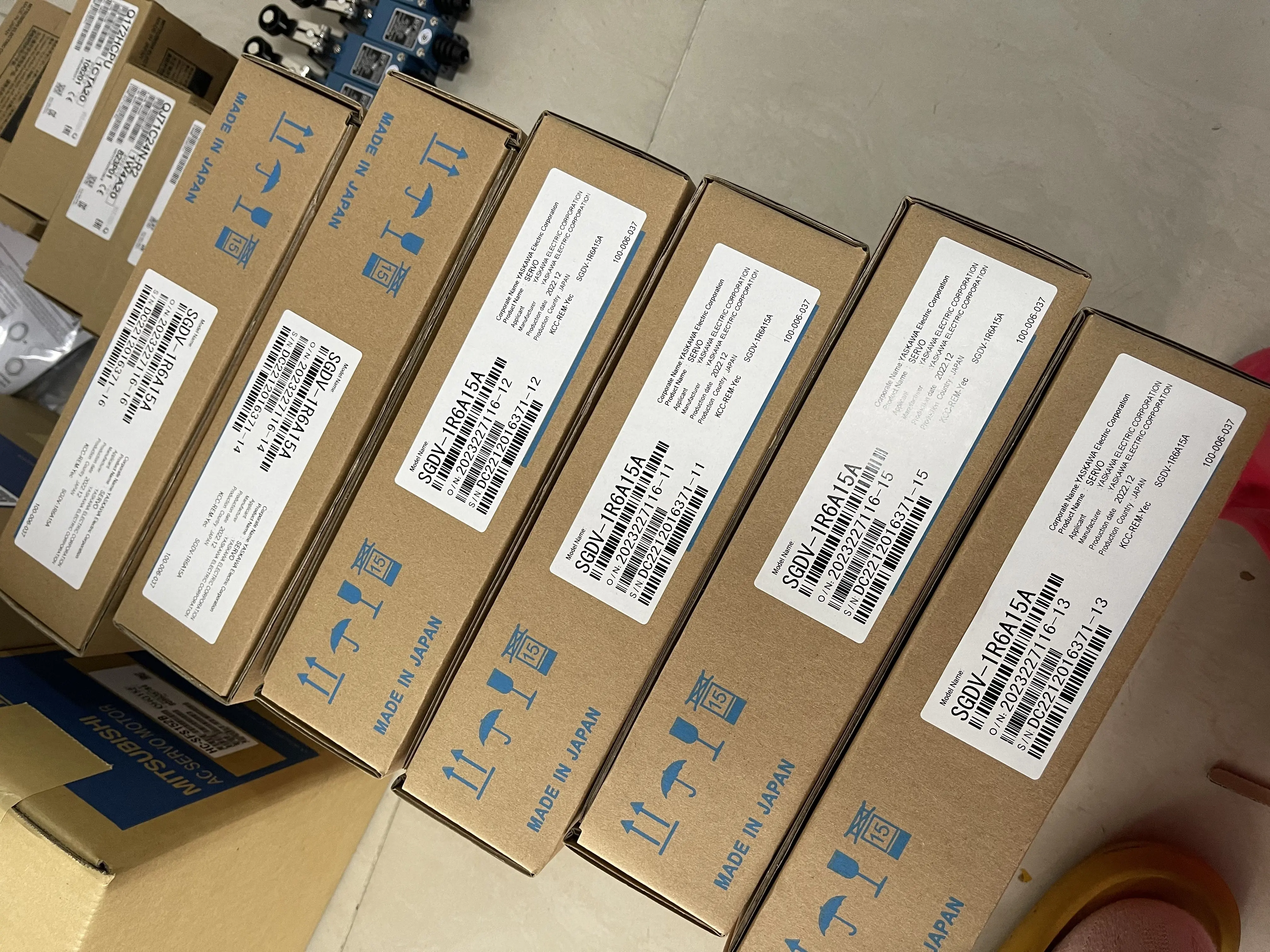 Yaskawa Servopack Servo Driver SGDV-1R6A15A Yaskawa Servopack Servo Driver SGDV-1R6A15A