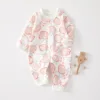 Mono rosa con estampado completo de manzanas.
