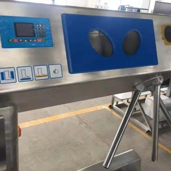 Automatic boot washer and disinfector for factories and the food industry
