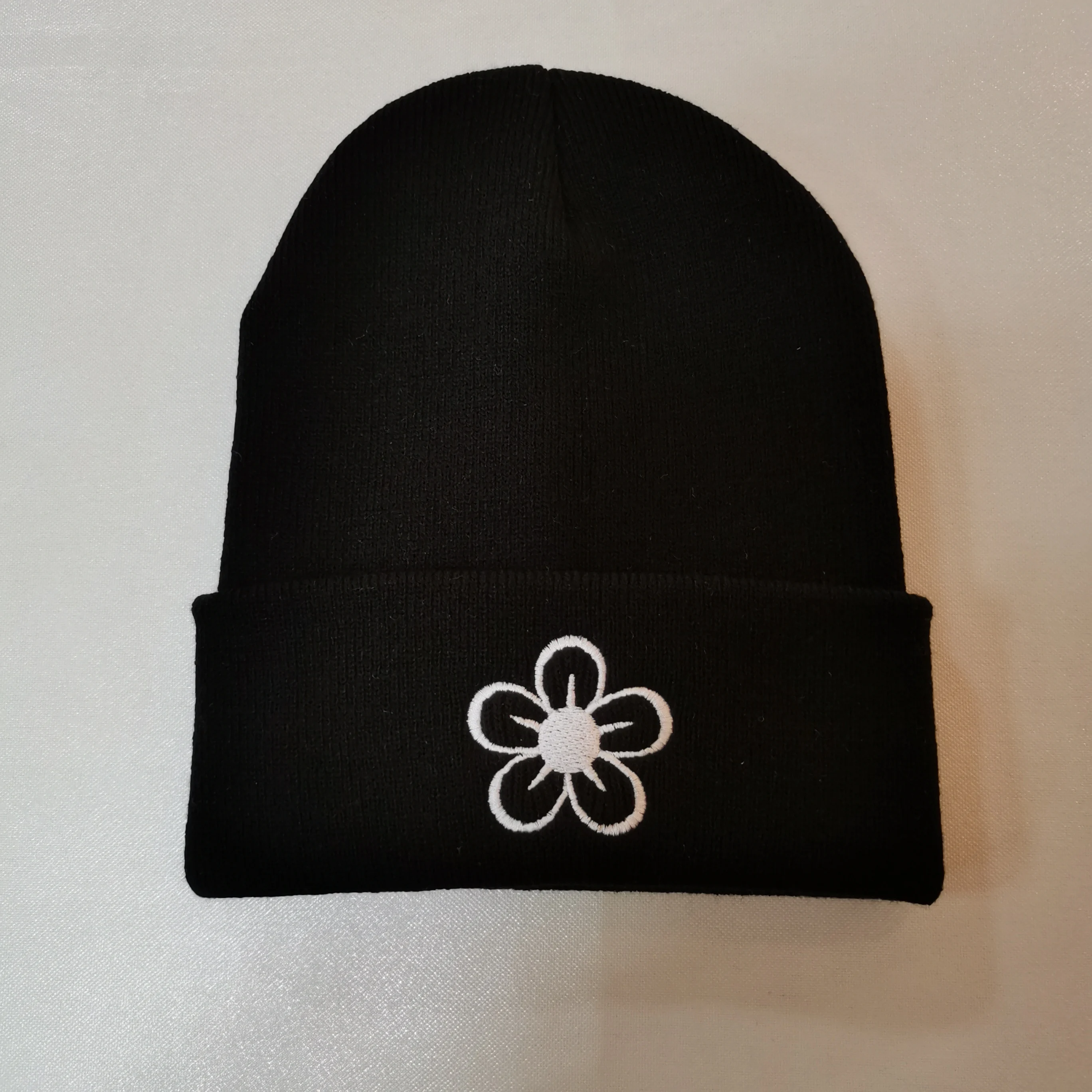 2400~embroidered logo solid color beanie main image 1