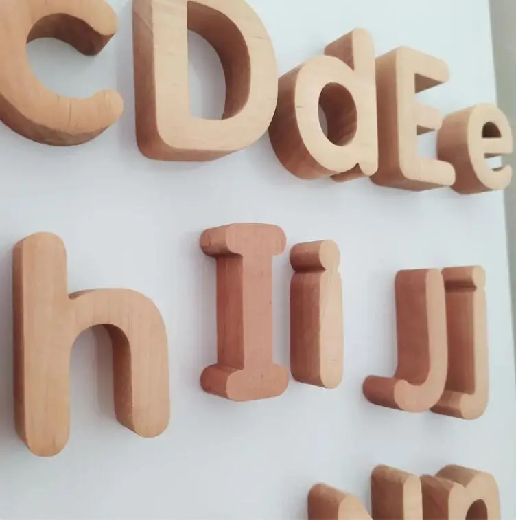 Lot De 100 Aimants En Bois Alphabet – Lettres Pour Réfrigérateur Ou Tableau Magnétique – Design Élégant – Néodyme Puissant – Cadeau Maison/Bureau – Adultes