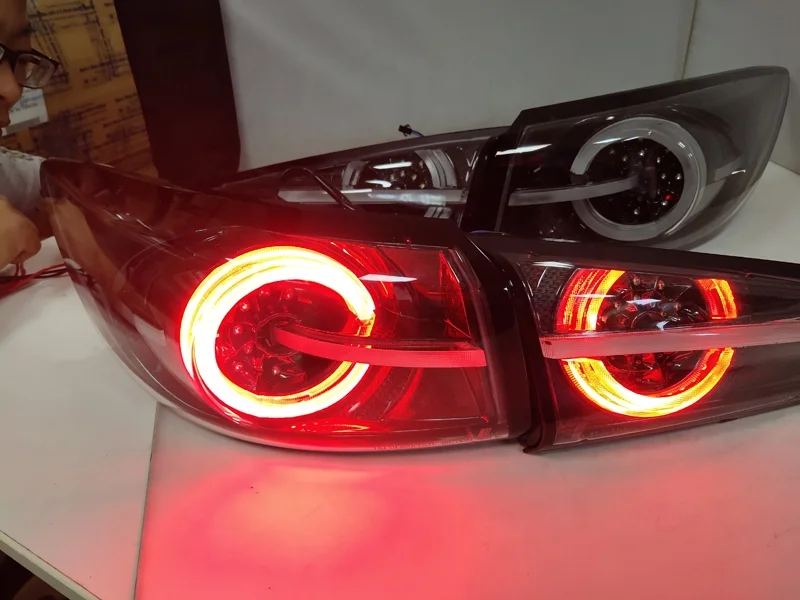 MAZDAロ－ドスタ－テールランプ 赤/クリア 3接続部 51qCl3yJAKL._UF350,350_QL80_.jpg