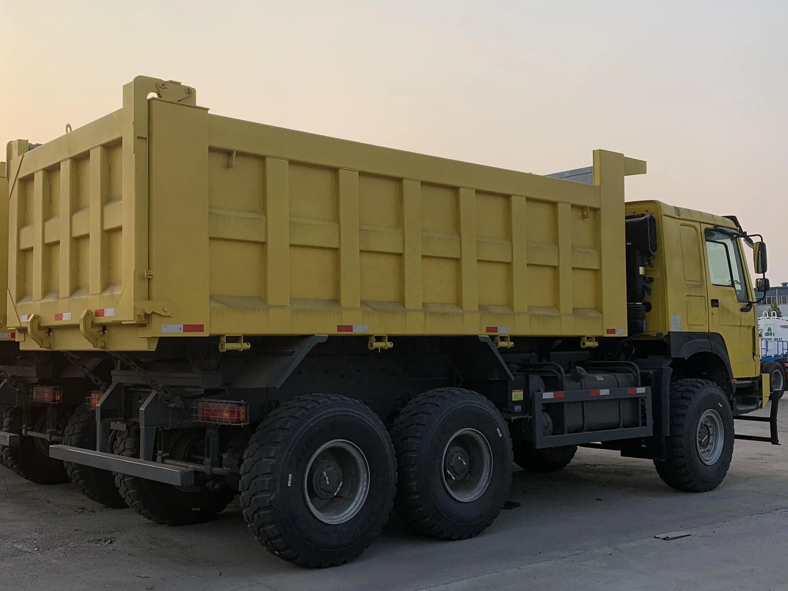 中国重汽豪沃6x6越野20cbm自卸车翻斗车