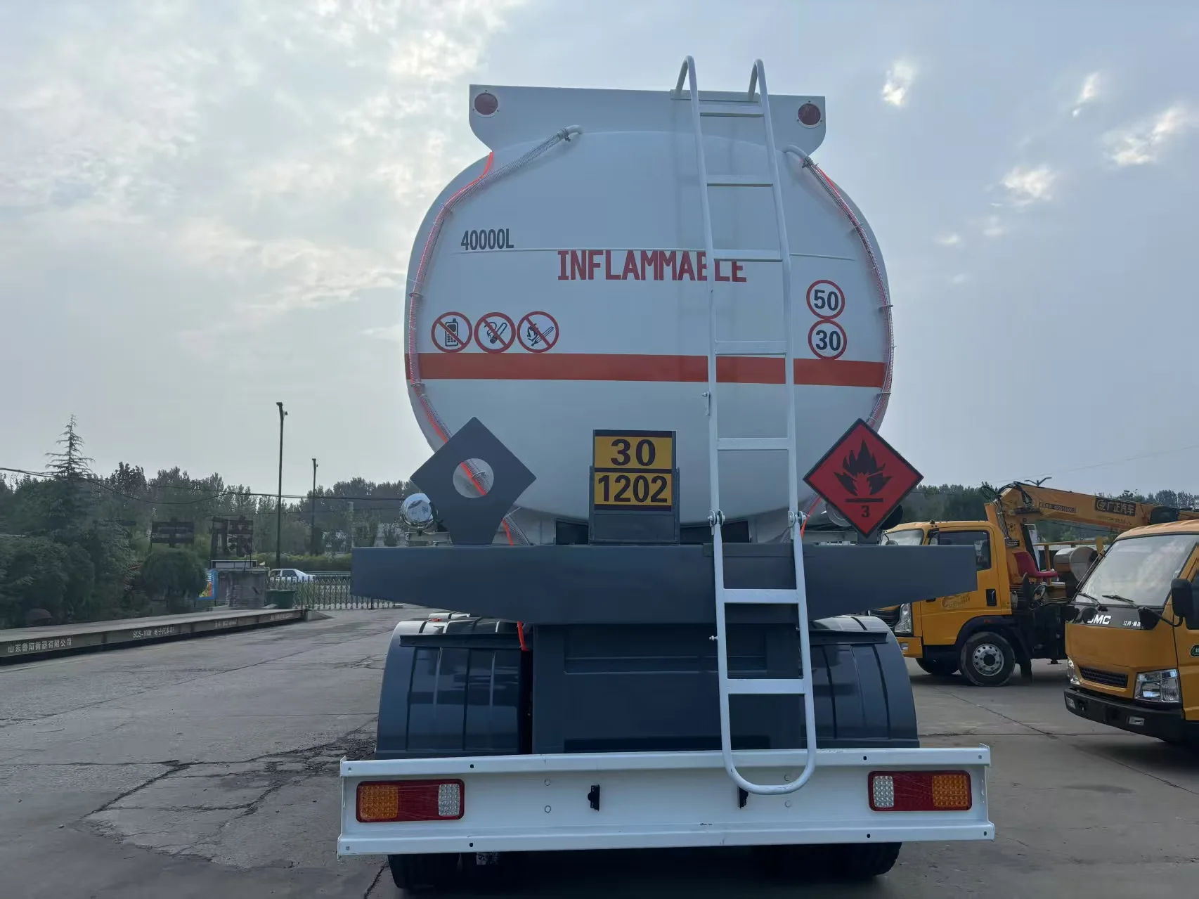 3 Axle Petroleum Tanker Semi Trailer 45000L Fuel Transport truck 2
