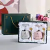 Caja de regalo verde oscuro con copa doble de diamantes para parejas.