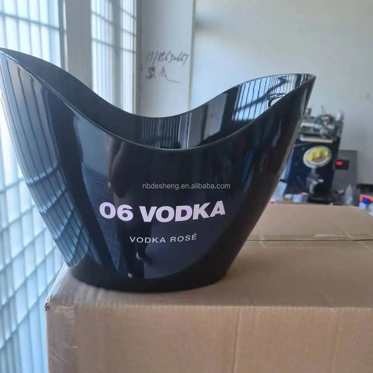 New Design Wholesale Multiple Colors Cooler Customized Acrylic Beer