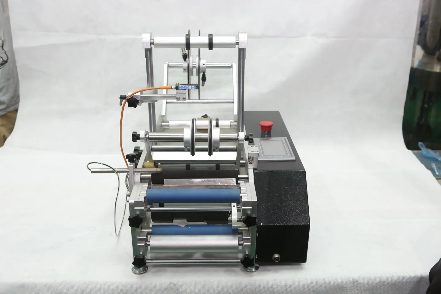 
Настольные полуавтоматические этикетировочные машины для круглых бутылок, банок, банок 