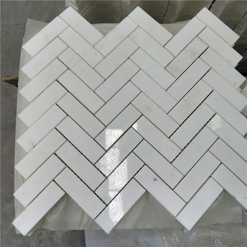 Pasokan Pabrik Ubin Mosaik Batu Marmer Berkualitas Baik dengan Pola Ikan Haring (Herringbone) Warna Putih Kristal untuk Dekorasi Dinding Ruang Tamu, Kamar Tidur, dan Loft