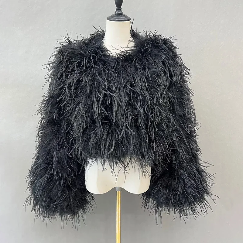 Cappotto di piume di struzzo con maniche corte svasate di colore