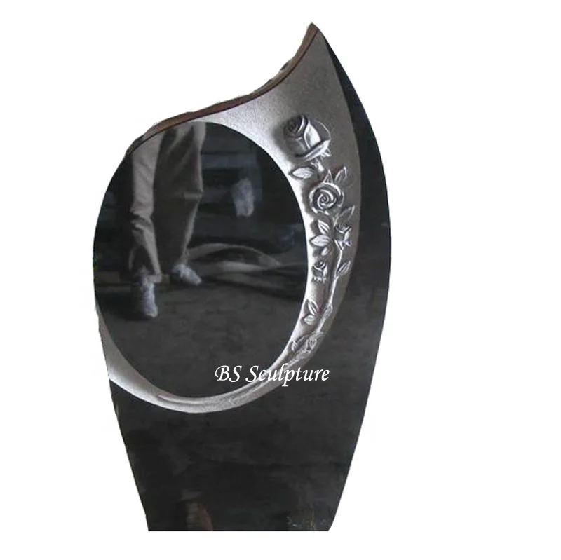 Памятник надгробия из черного гранита с цветочными резьбами