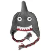 Gorro de tiburón con orejeras y trenzas.