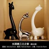 Ensemble de trois décorations girafe.