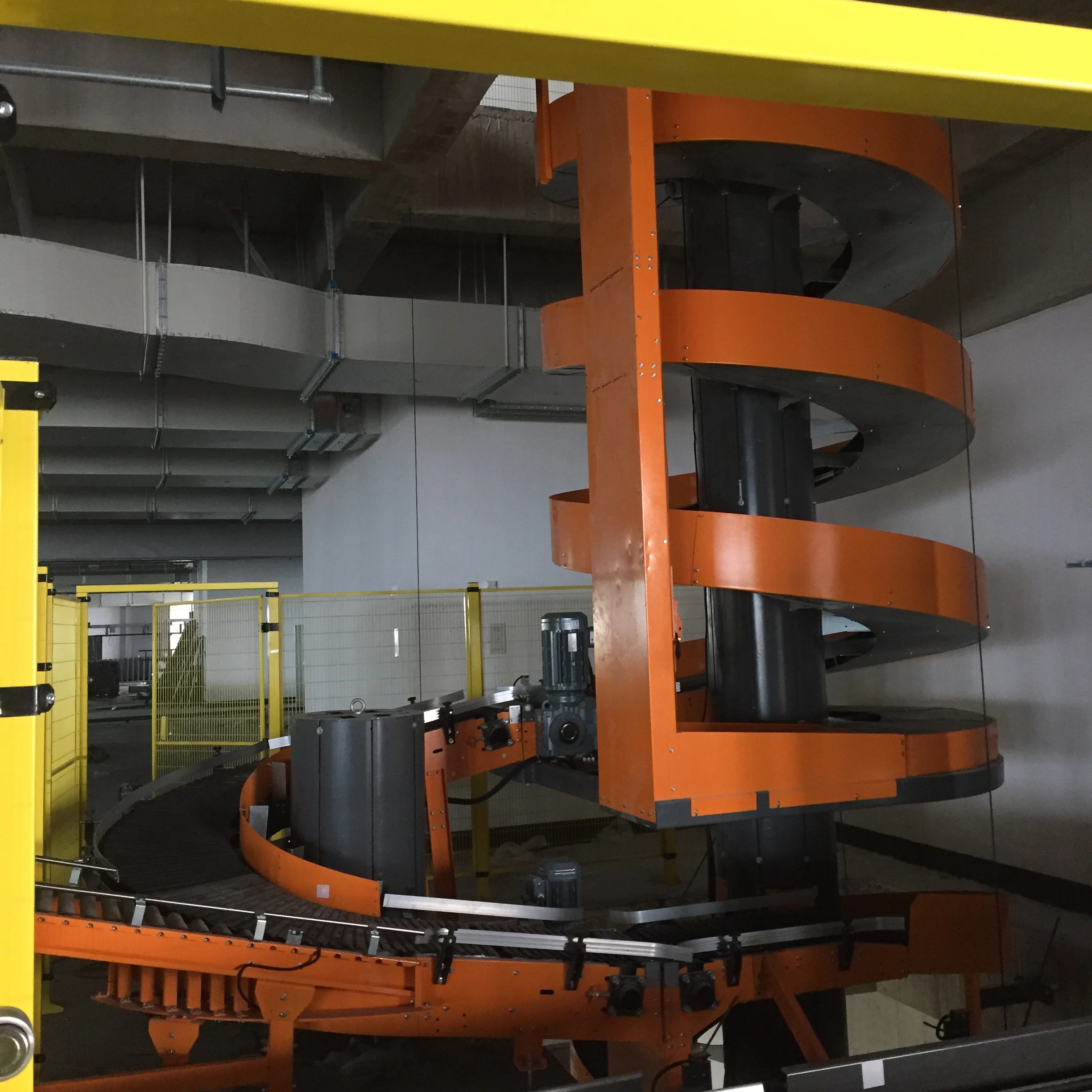 Несколько этажей запись спиральный конвейер между различными полами движение для товаров