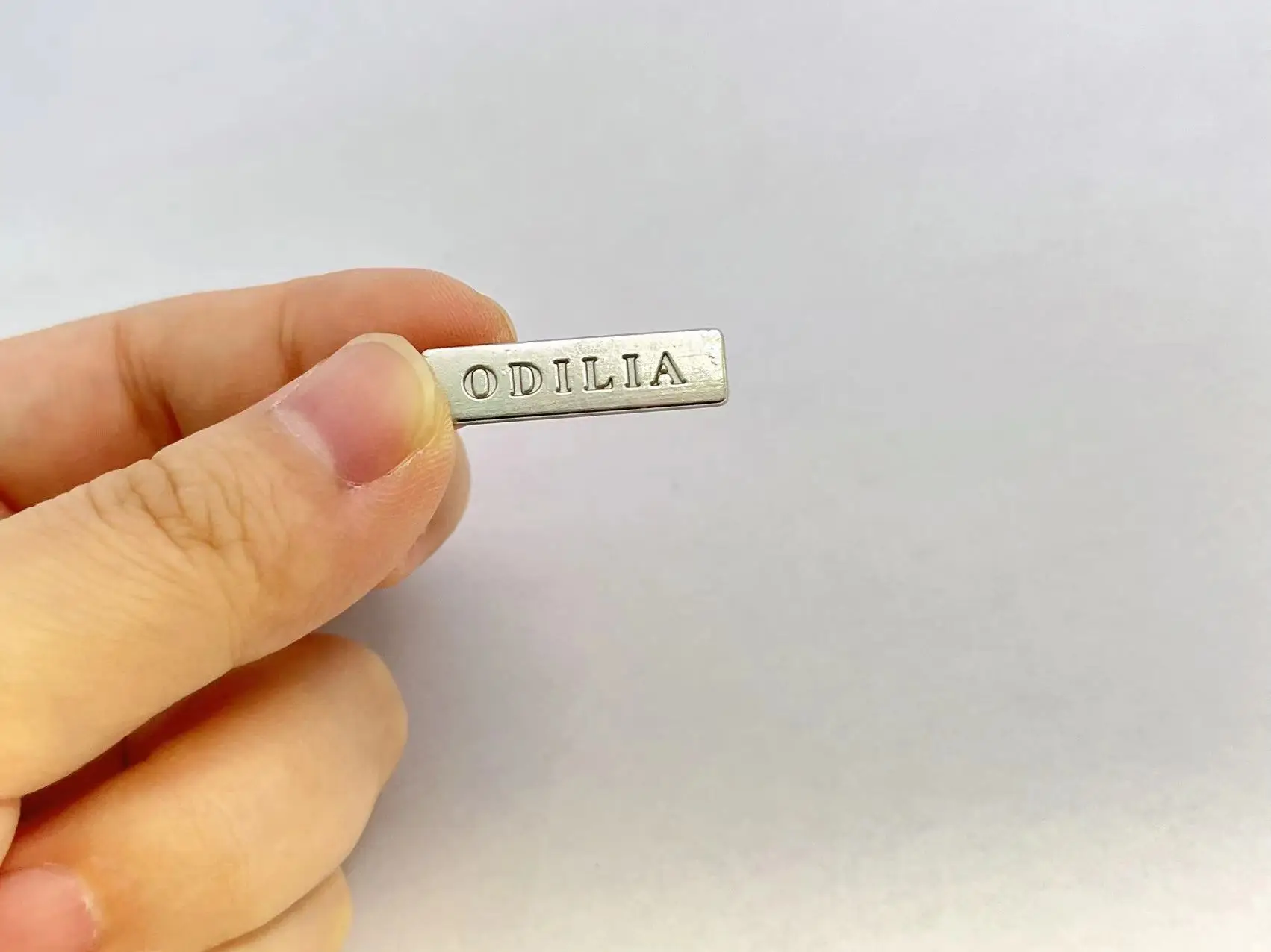 Изготовленный на заказ логотип декоративная металлическая этикетка устойчивый цинковый сплав с гравированным дизайном прямо завода для одежды и обуви