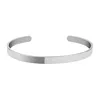 Pulsera pulida de acero inoxidable plateado.