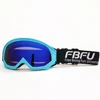 Gafas azules con montura azul.