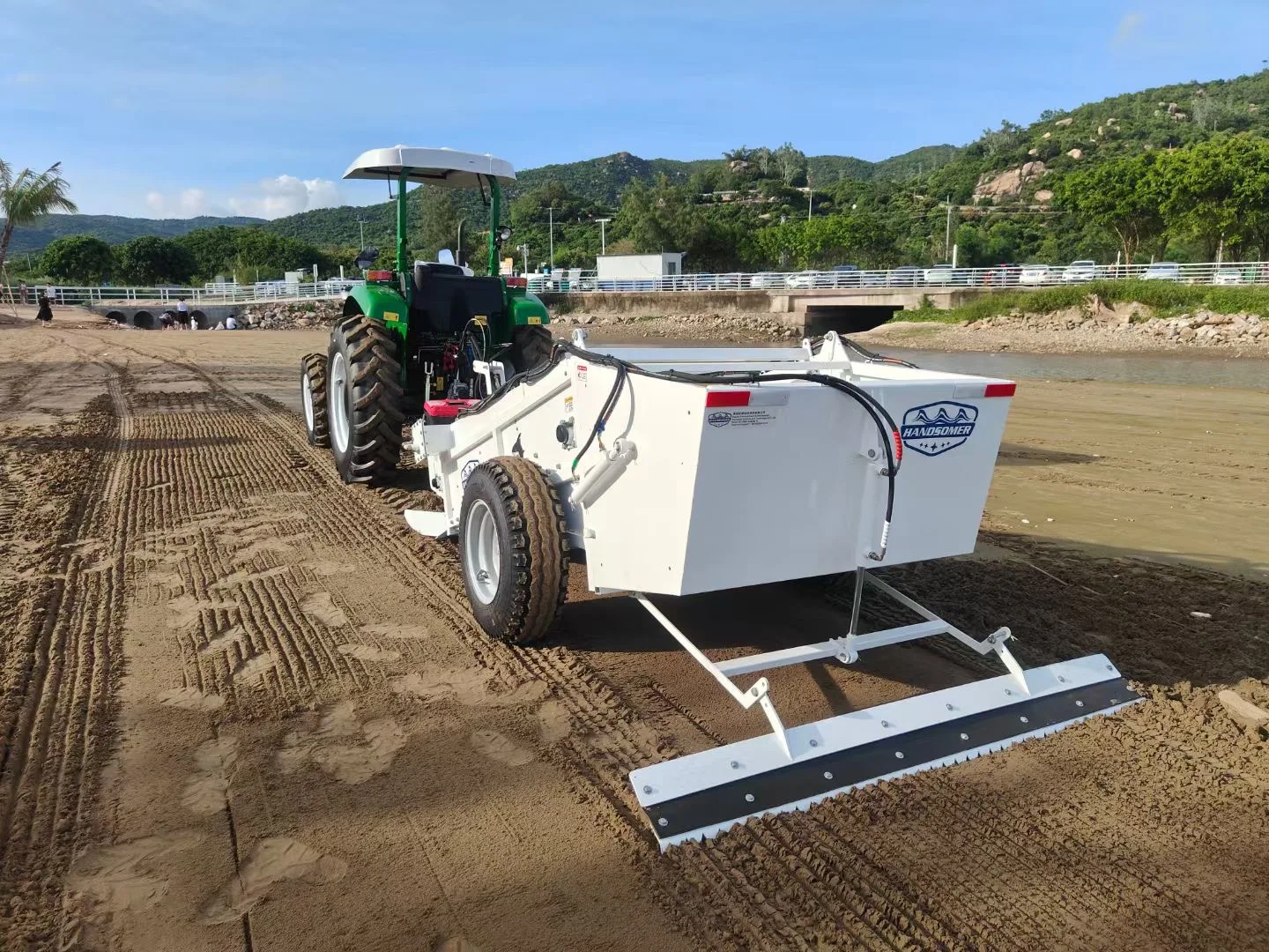 Heavy-Duty Diesel Beach Cleaner Machine Tractor-Attached Steel Material New Environmental Product for Garbage Removal Sea Grass
