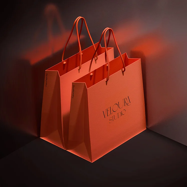 Custom Large Medium White Luxury Paperboard Bag Sturdy Luxury Gold Foil Matte Embossed Laminated for Gift Clothing Store