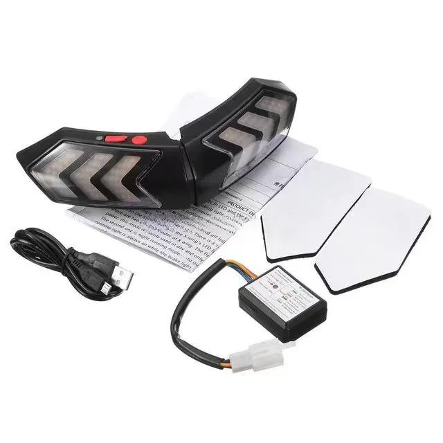 Motorcycle Helmet Smart Wireless Turn Signal Lighting and Brake LED Alarm Safety Light Fog for Night Driving