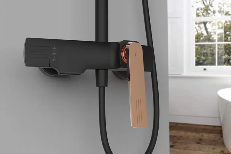 Sistema de ducha tipo lluvia montado en la pared de tres funciones con acabado superficial en color negro dorado cromado